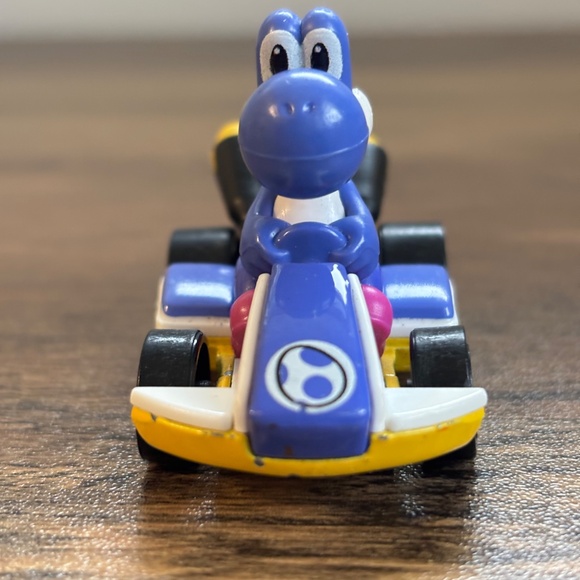 Nintendo HOT WHEELS 2018 Mario Bros Kart PURPLE YOSHI Diecast Standard Kart Car - Picture 2 of 8